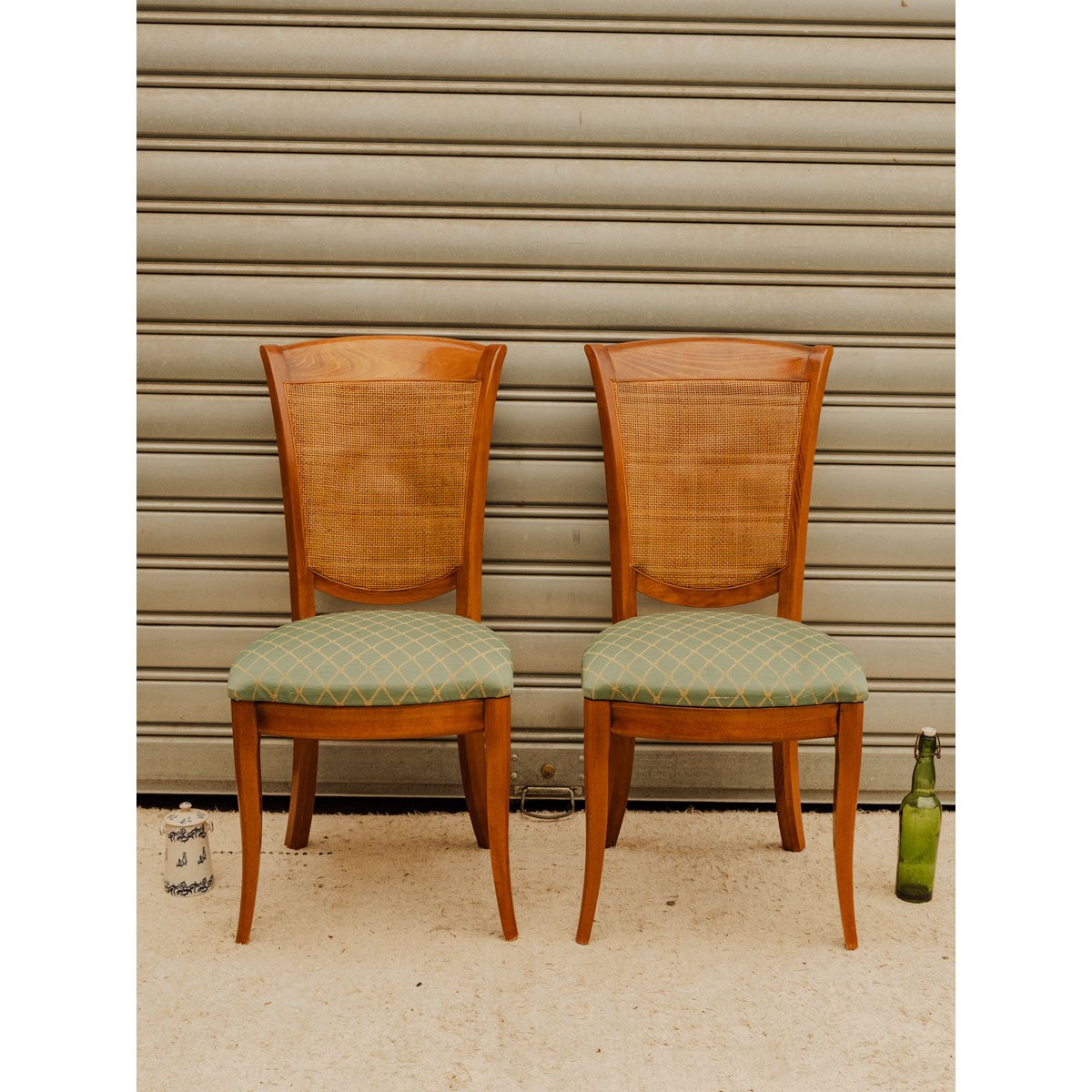 Paire de chaises en bois et tissu vert Claude N°1734 - Bon état bois foncé, DEBONGOUT