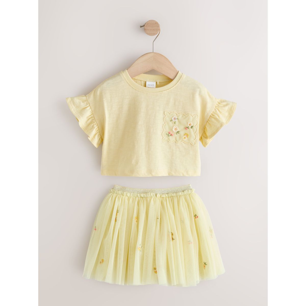 Haut brodé et jupe jaune, NEXT
