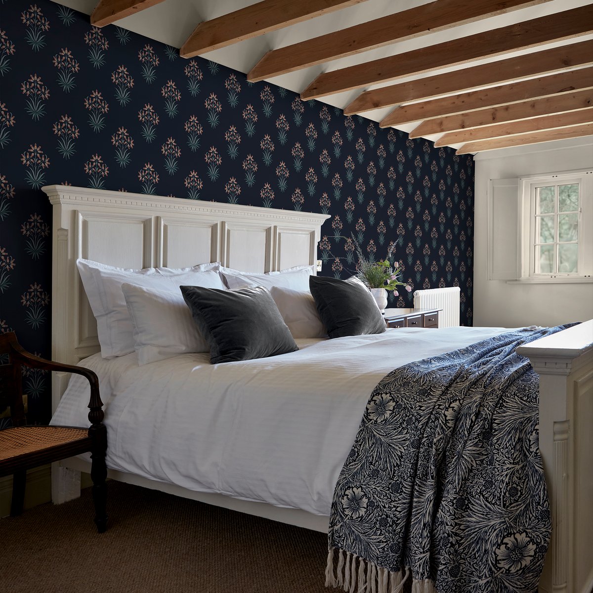 Papier peint fleuri Hyacinth Midnight bleu, corail, WILLIAM MORRIS AT HOME