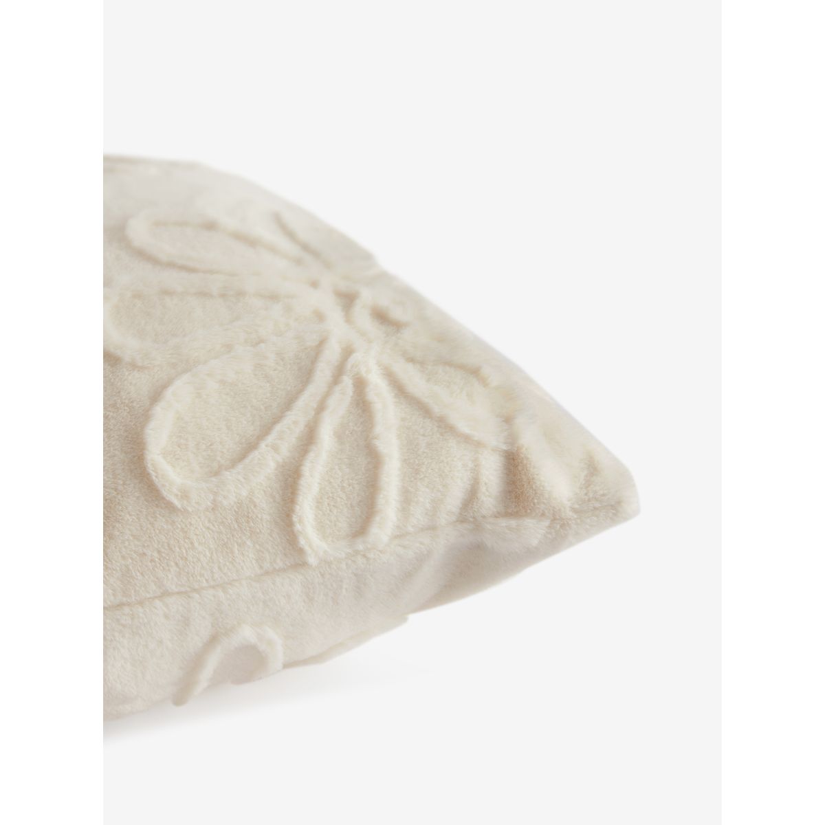 Coussin pâquerette en imitation fourrure coupée crème, NEXT
