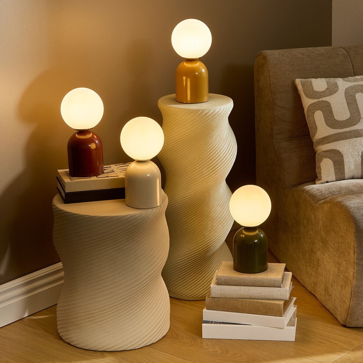 Lampe à poser avec globe opalin et base en acier beige, ATMOSPHERA