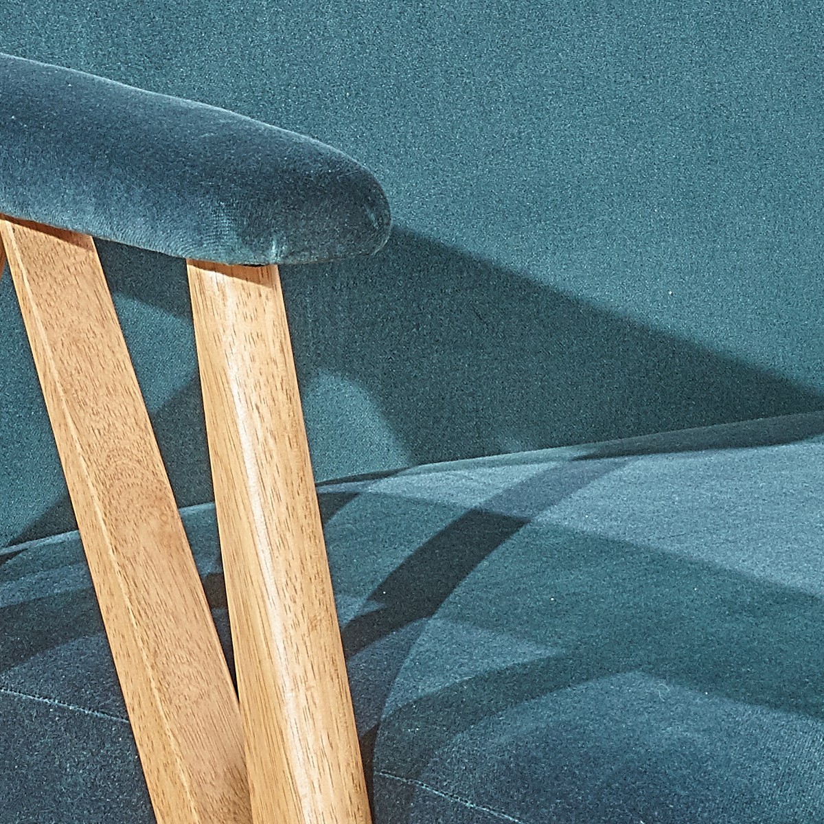 Banquette style scandinave 2 places en hévéa massif et velours WILLY bleu paon, ROBIN DES BOIS