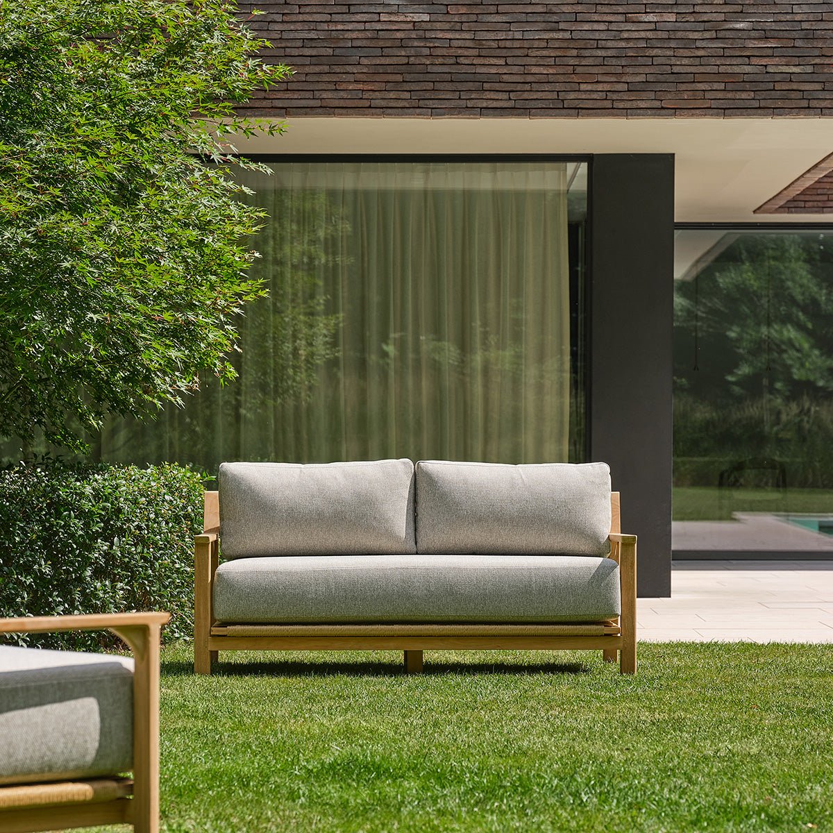 Canapé de jardin en teck avec coussins gris chiné 2 personnes PIANA gris_chine, BERAH GETAH