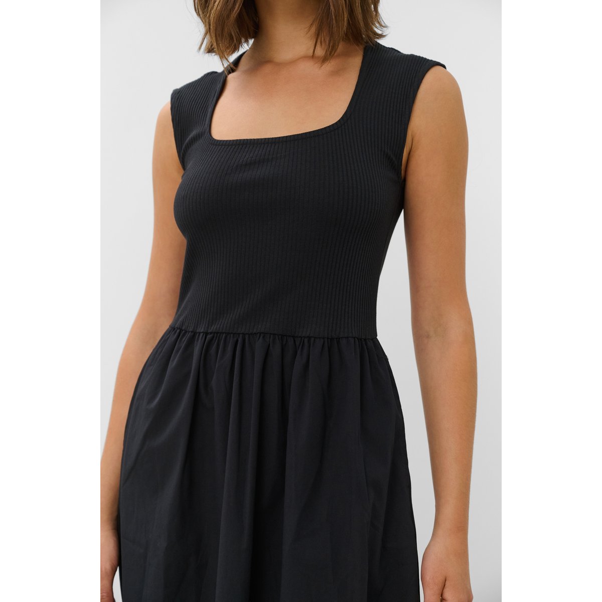 Robe noir, SOAKED IN LUXURY