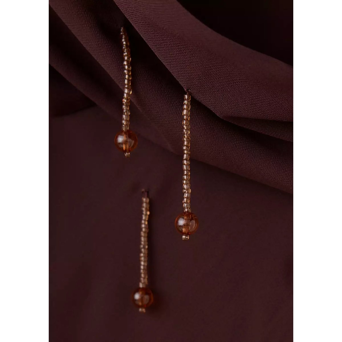 Robe asymétrique en mousseline à franges ornées de perles grenat, MANGO