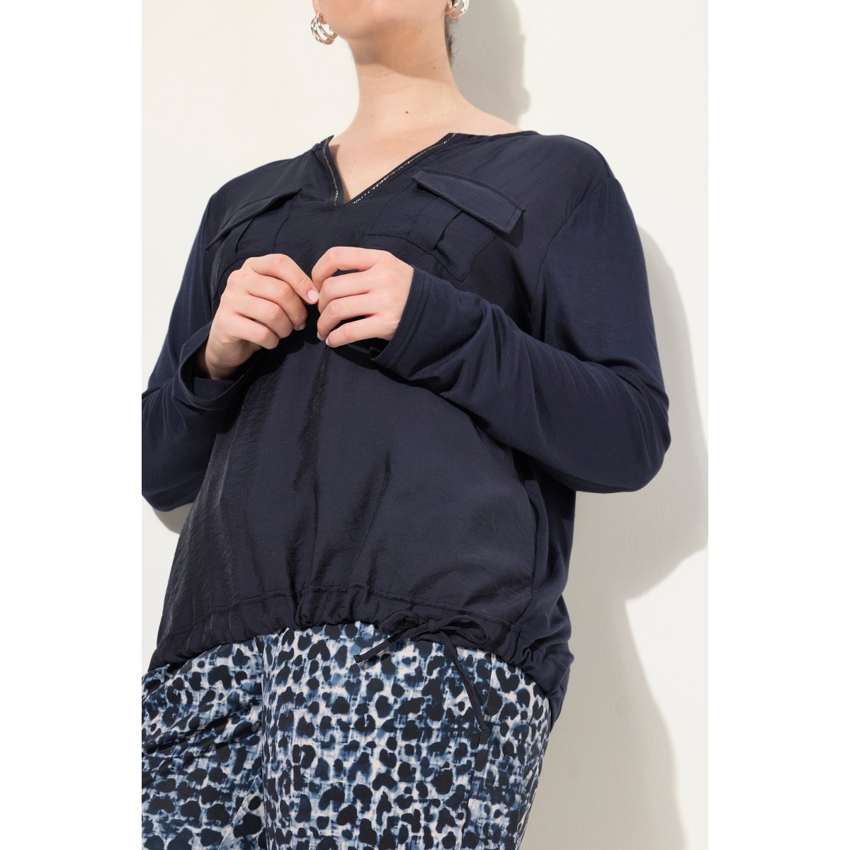 Blouse avec pierres fantaisie marine, ULLA POPKEN