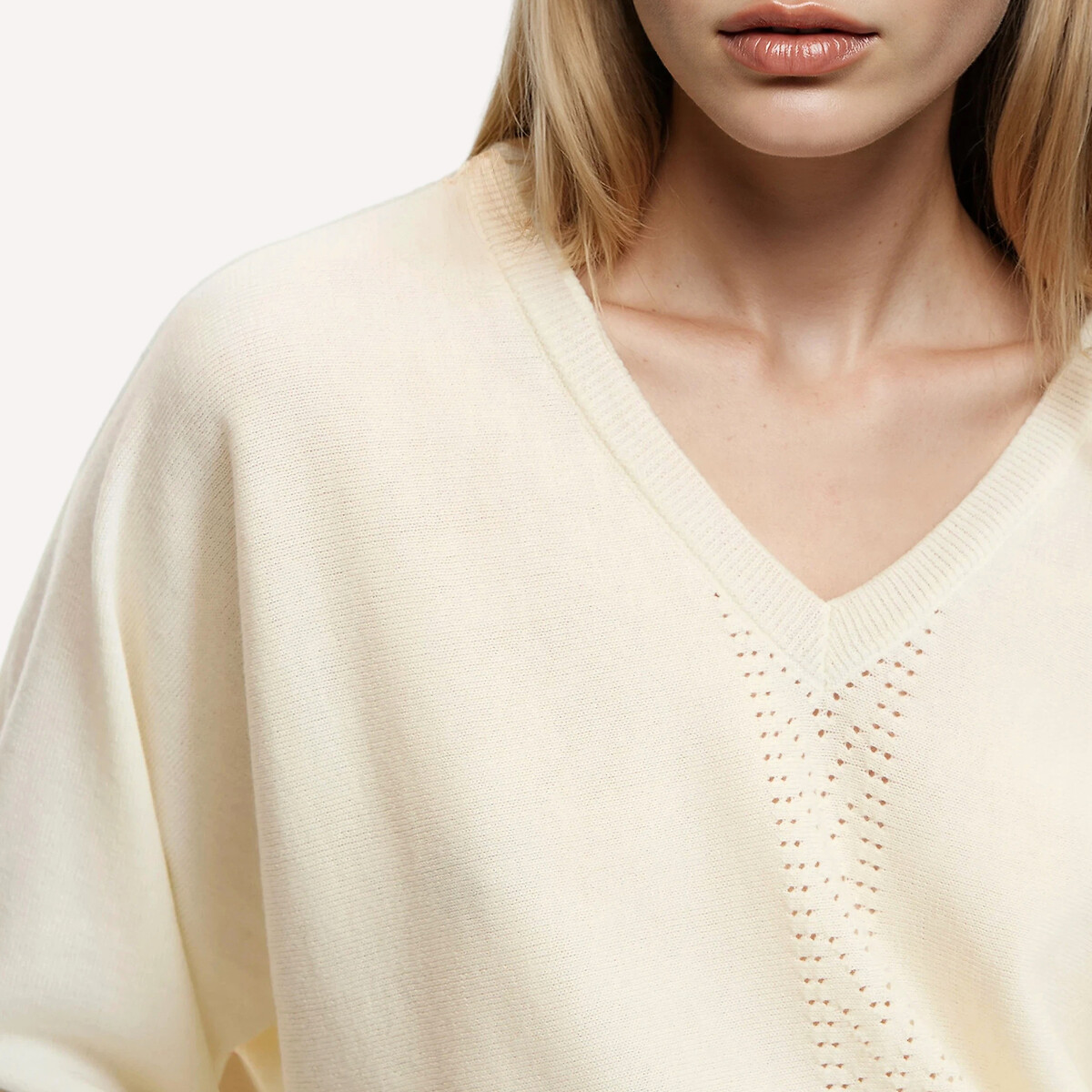 Pull col V en fine maille, en laine mélangée ivoire, ANNE WEYBURN