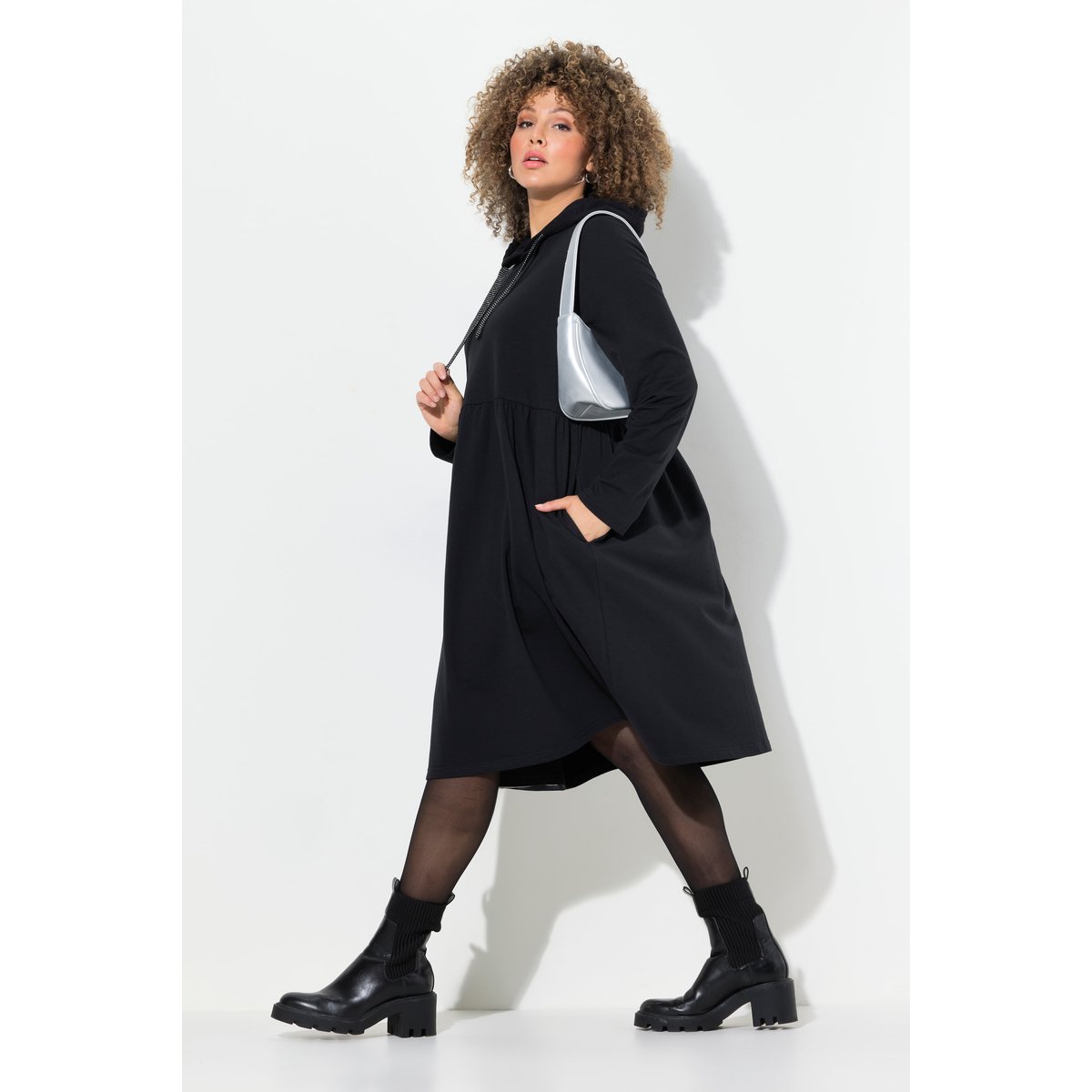 Robe en jersey. Capuche avec rubans noir, ULLA POPKEN