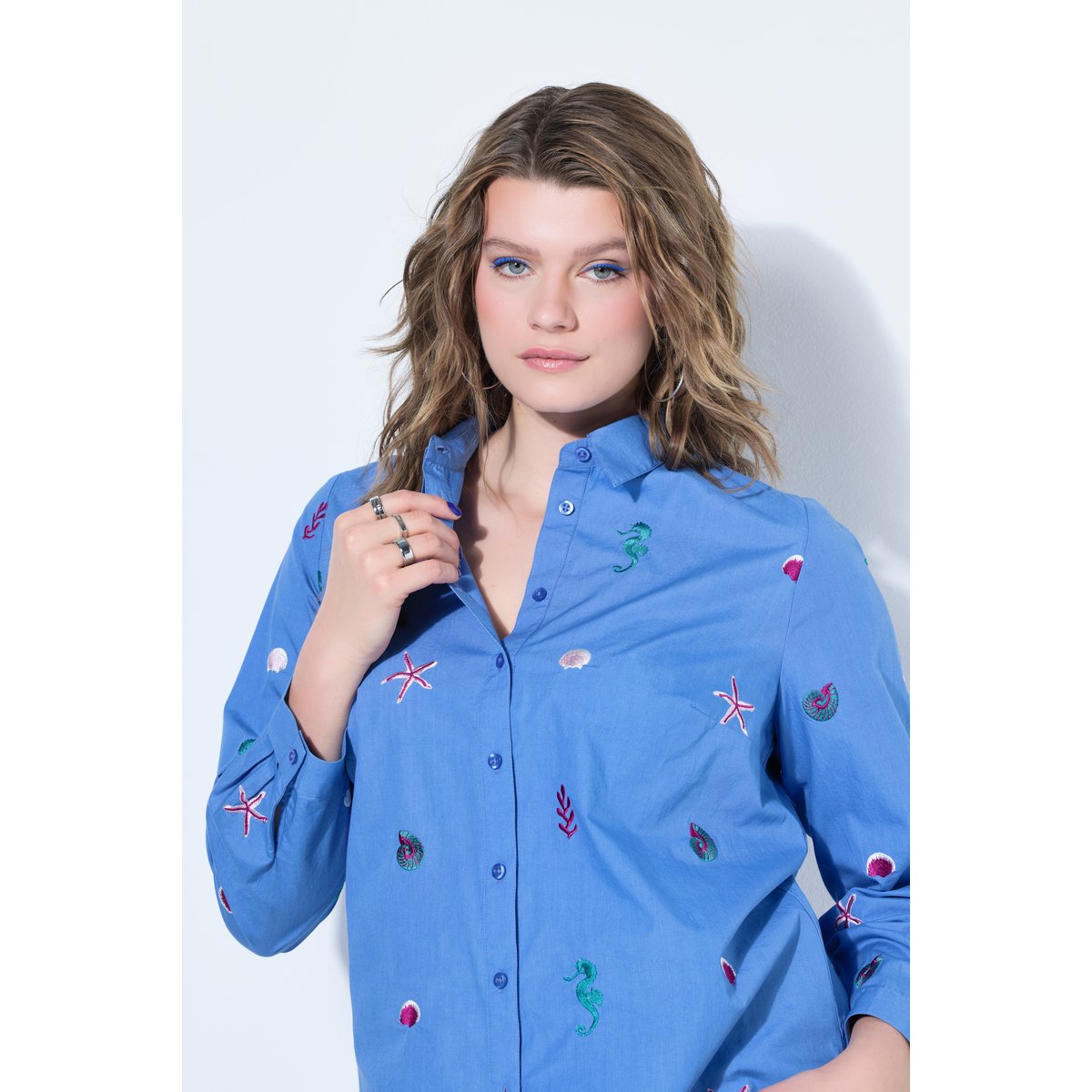 Chemisier coupe Boxy Shape, broderie mer bleu alpin, STUDIO UNTOLD