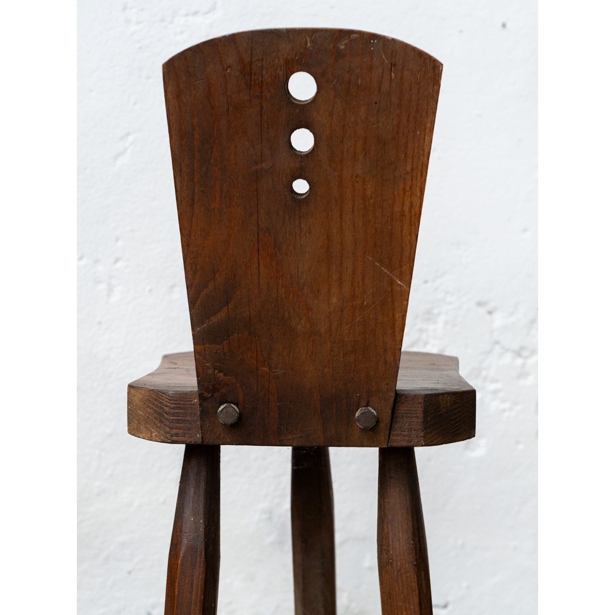 Chaise primitive en bois massif Claude N°1697 - Bon état bois foncé, DEBONGOUT