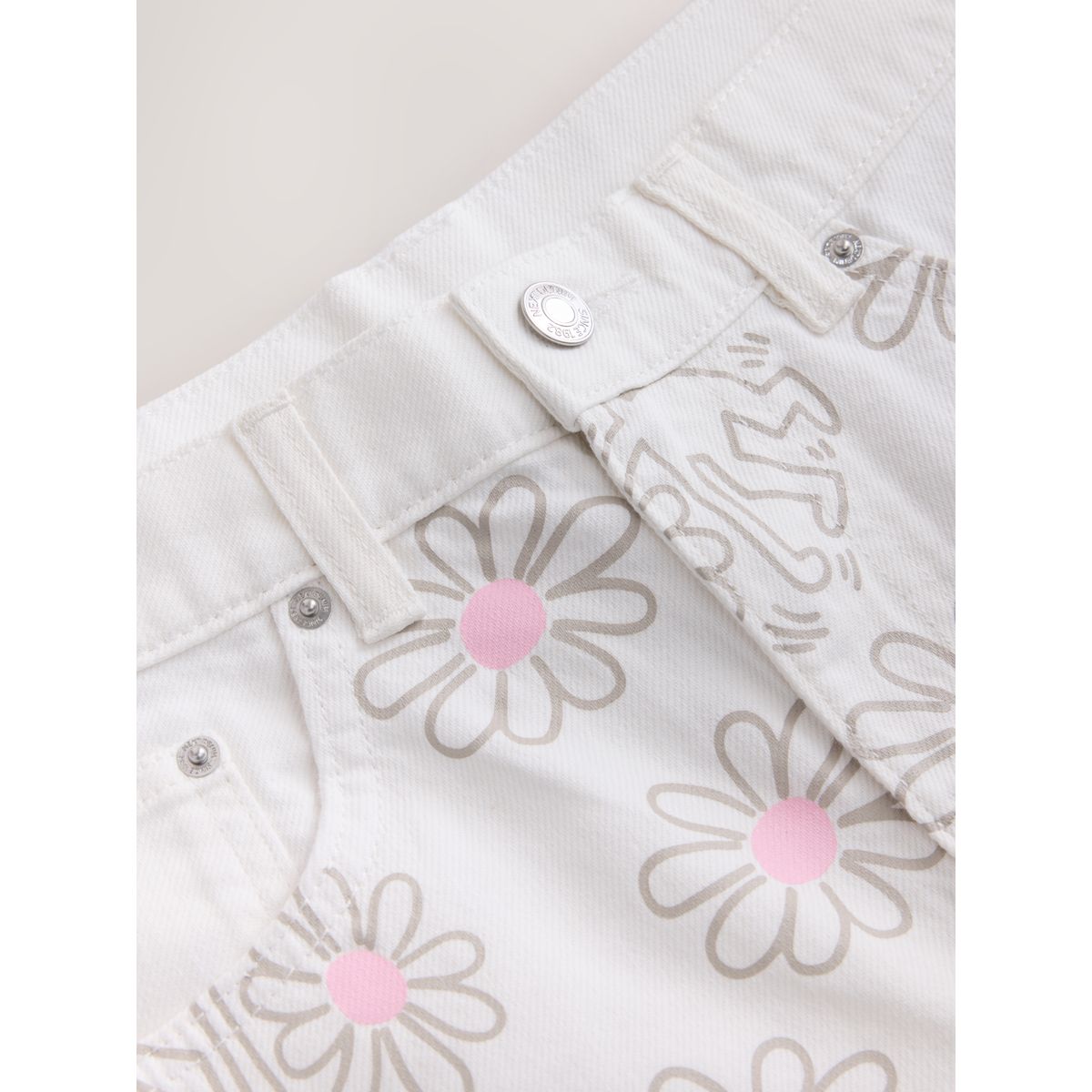 Short taille mi-haute en jean à ourlet fendu blanc, NEXT
