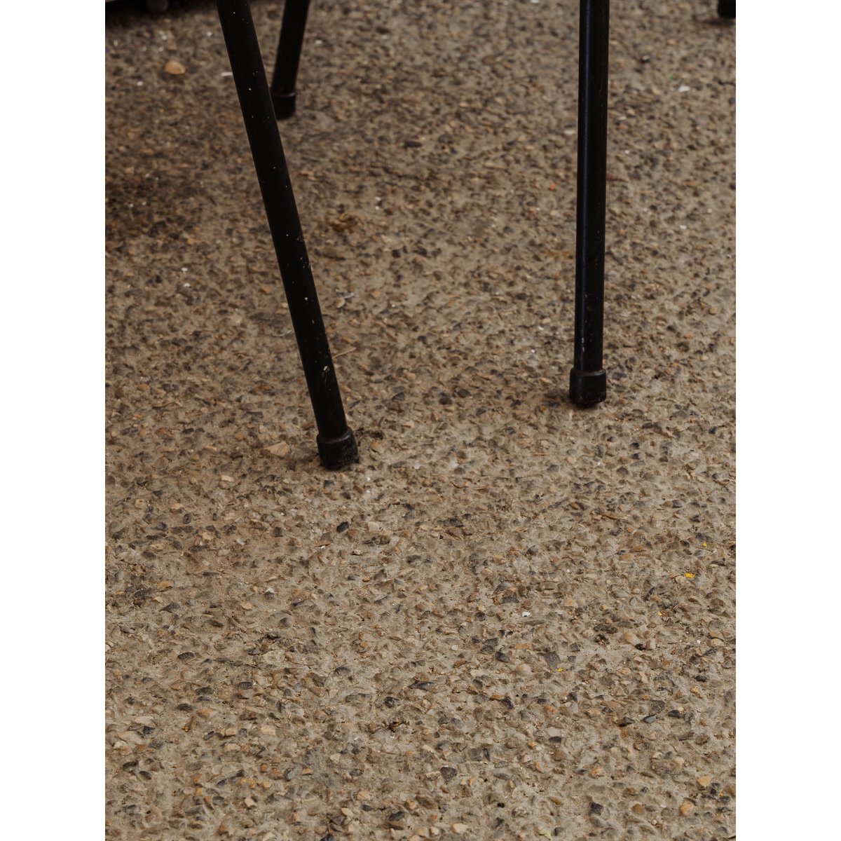 Paire de chaises rouges Alma N°1616 - Bon état noir, DEBONGOUT