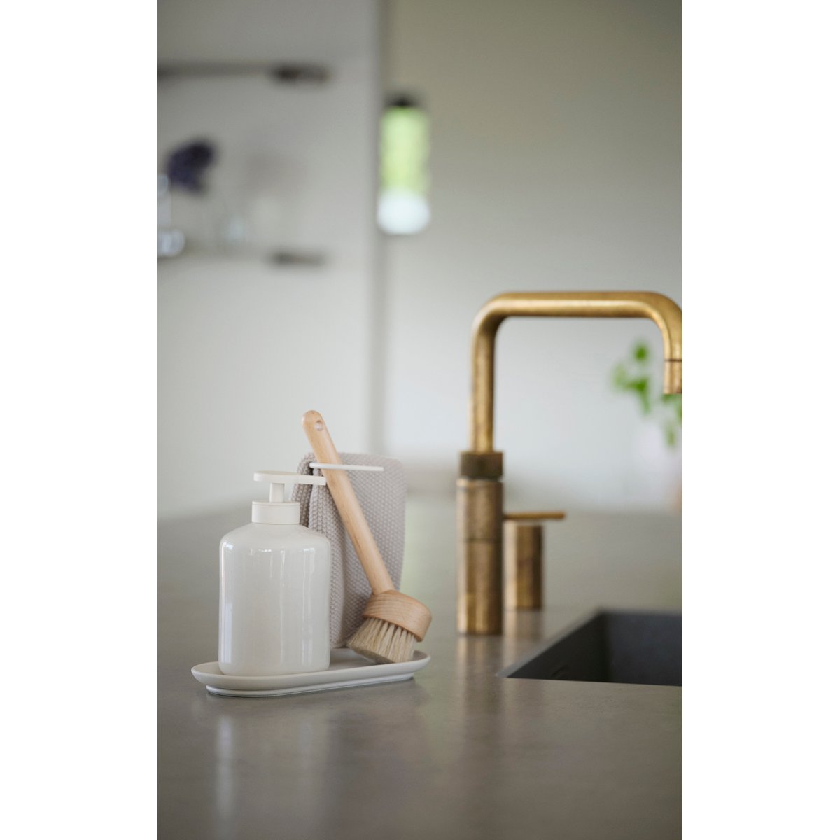 Set de vaisselle pompe brosse et lavette INU blanc cassé, ZONE DENMARK