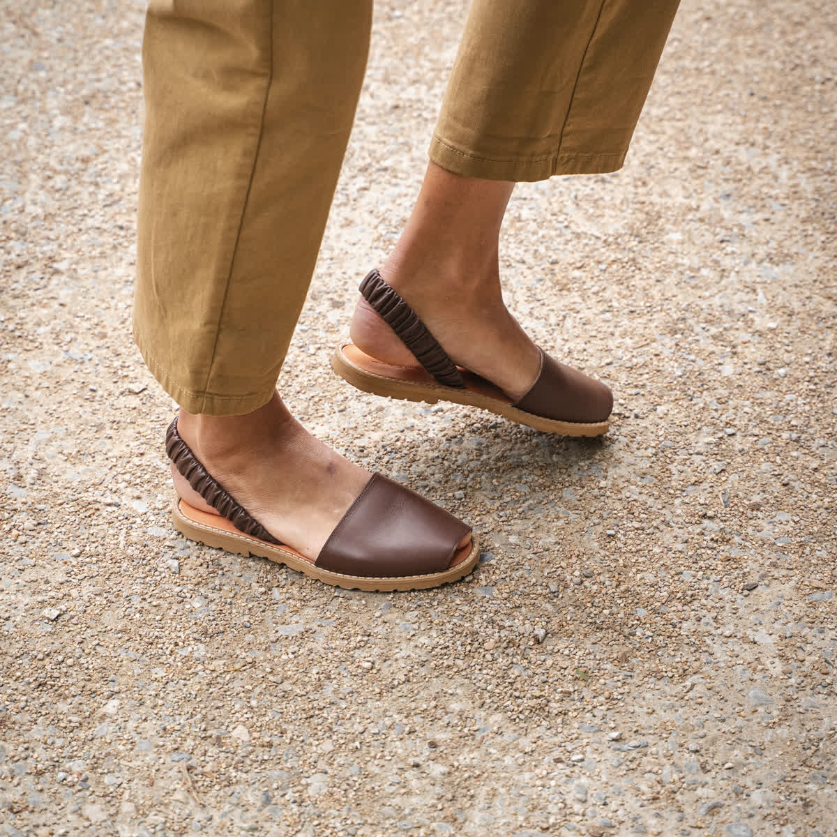 Sandales plates en cuir AVARCA FRUNCIA marron glacé, MINORQUINES