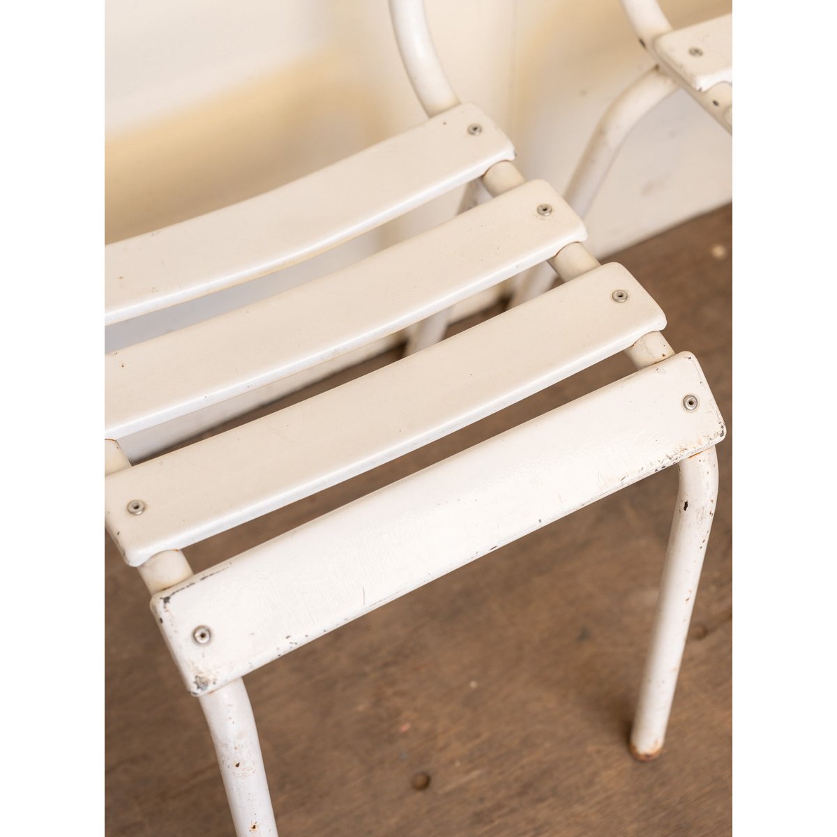 Lot de 4 chaises en métal blanc Alma N°1832 - Bon état blanc, DEBONGOUT