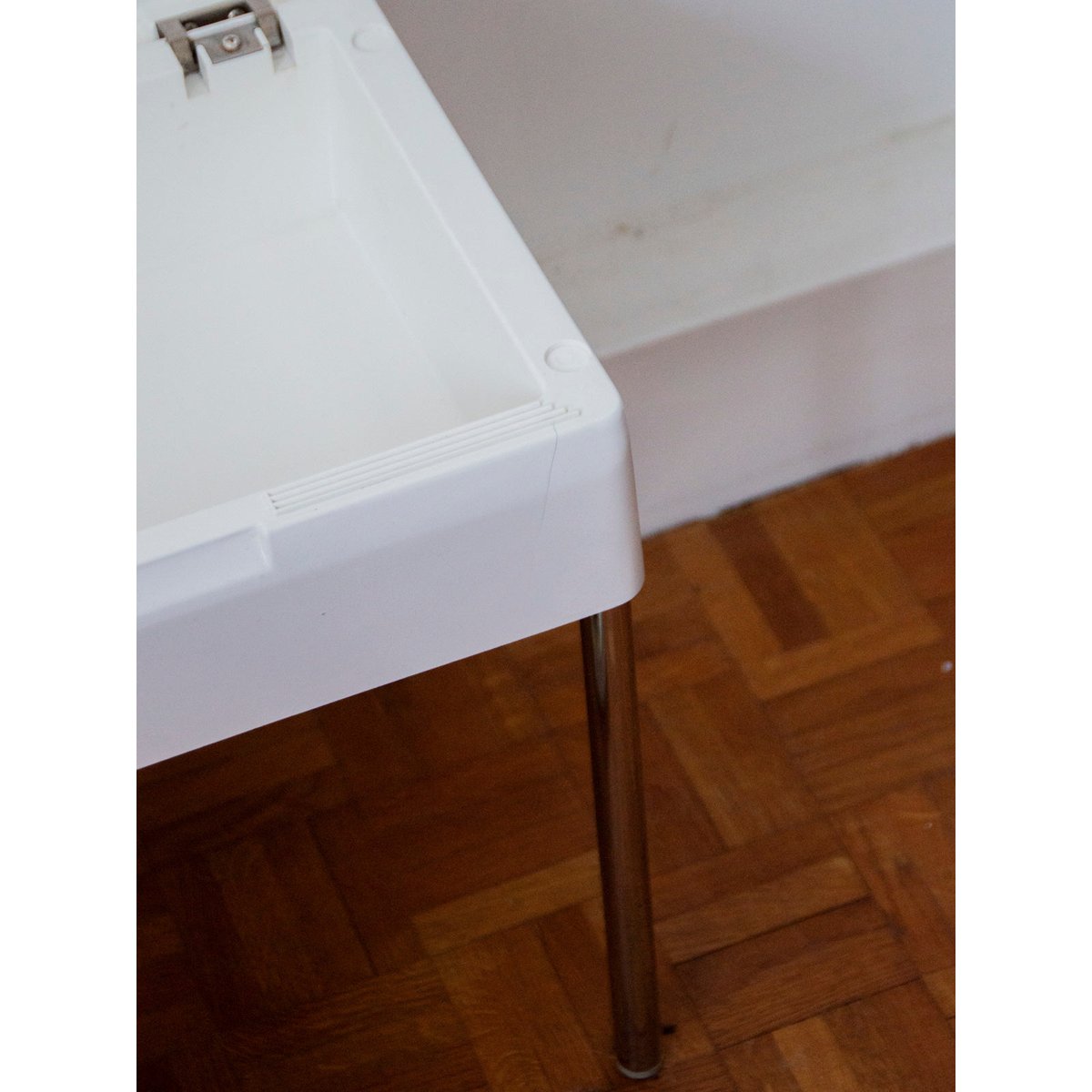 Table d'appoint chromée et blanche Hanna N°793 - Bon état blanc, DEBONGOUT