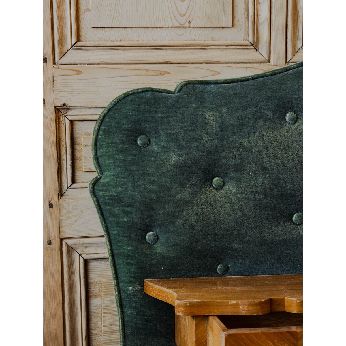 Tête de lit en bois et velours vert sapin Orphée N°30 - Bon état bois foncé, DEBONGOUT