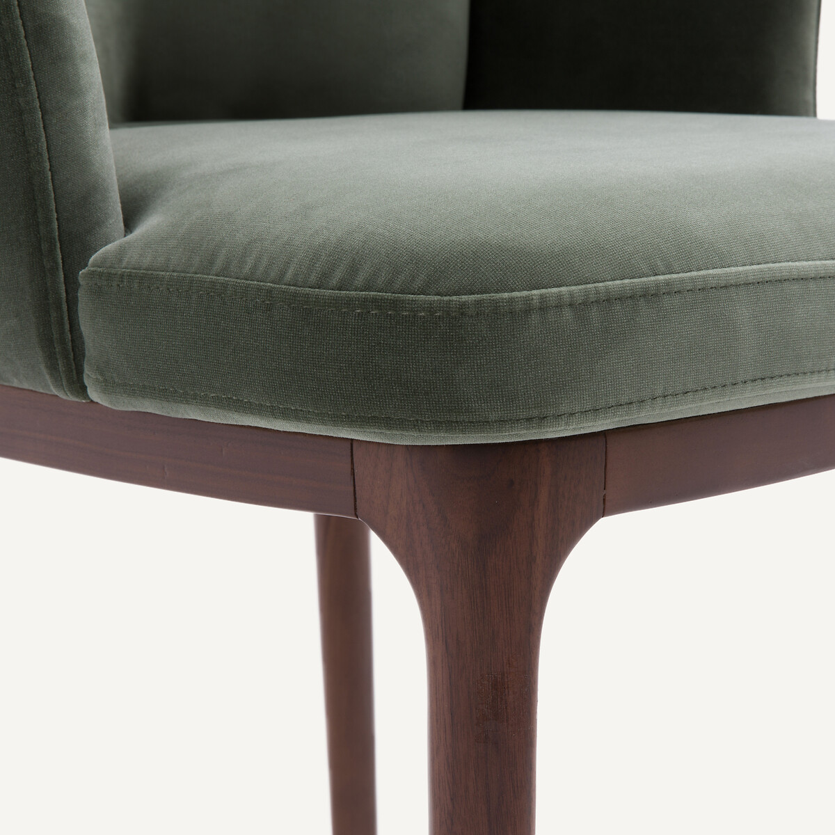 Fauteuil de table velours et pieds en noyer Jabote vert sauge, AM.PM