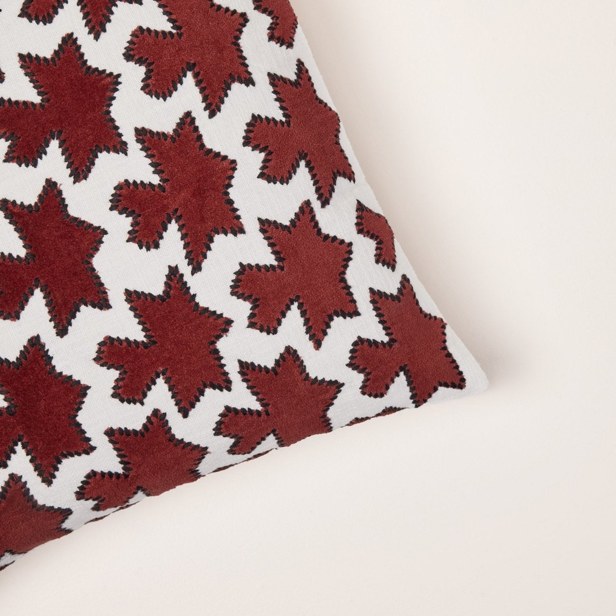 housse de coussin en Velours de coton appliqués et point lancé noir KAKTUS rouge sangria, MADURA