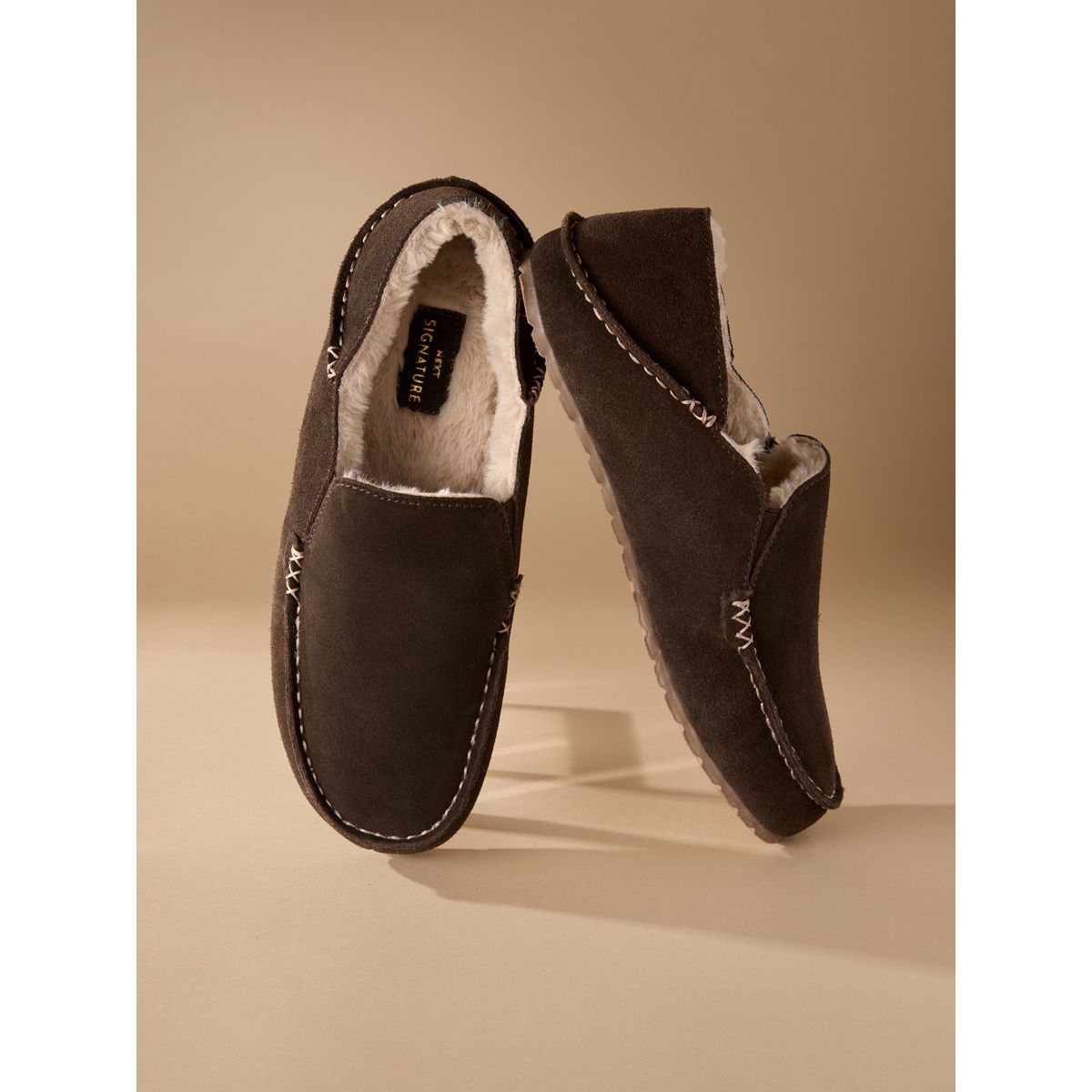 Chaussons mocassins en daim kickdown Signature marron, NEXT