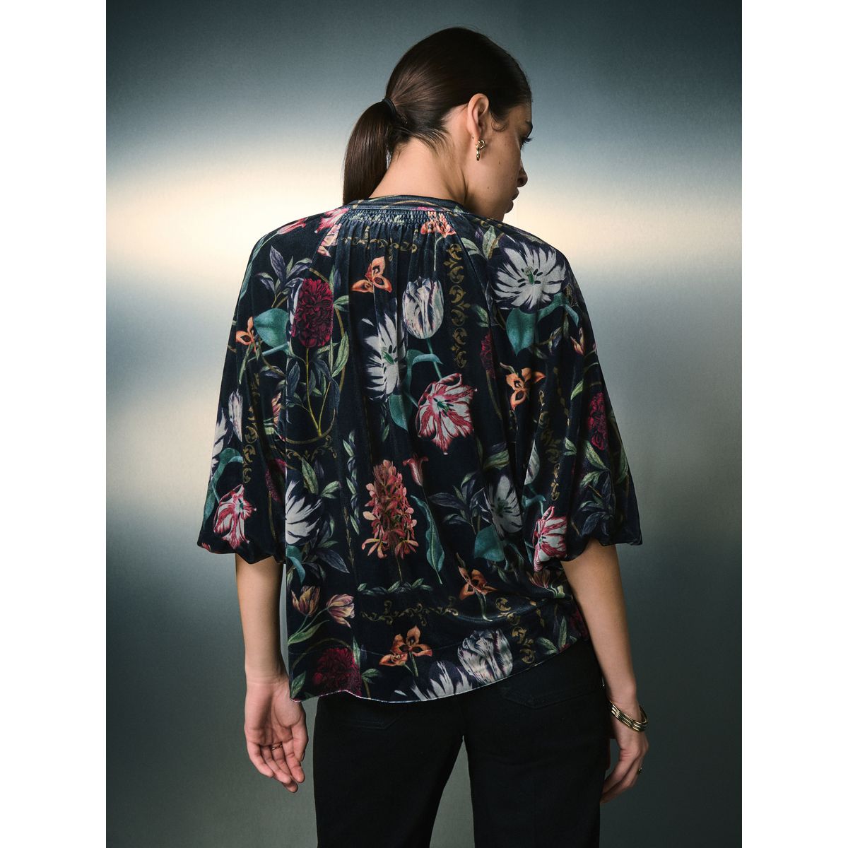 Chemisier en velours manches bouffantes/col v imprimé floral noir de kew, NEXT