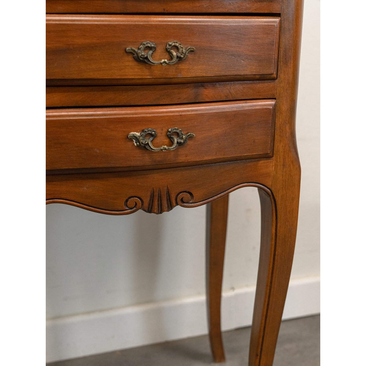 Paire de chevets en bois style Louis XV Odile N°1438 - Bon état bois foncé, DEBONGOUT