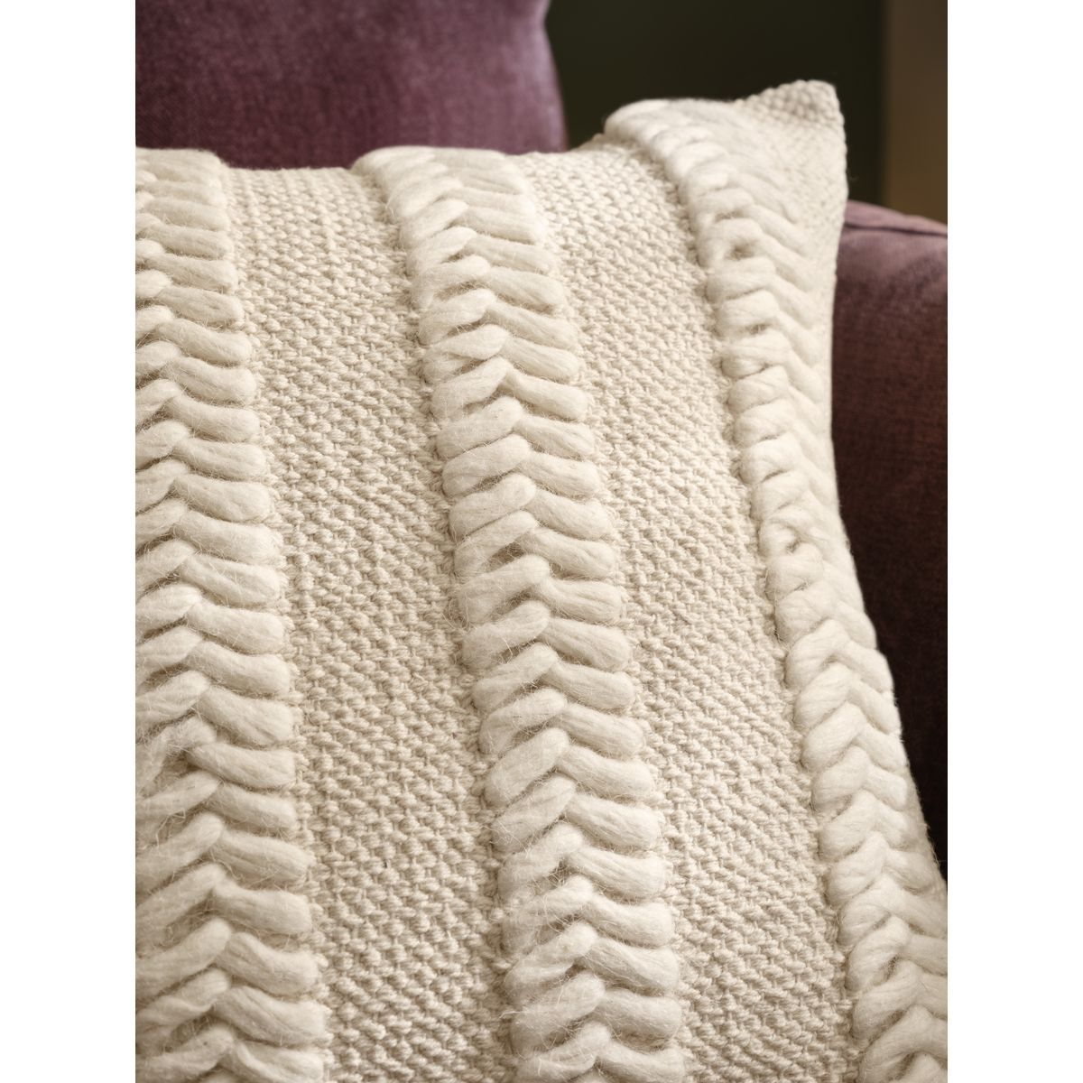 Coussin tissé à motif chevrons naturel, NEXT