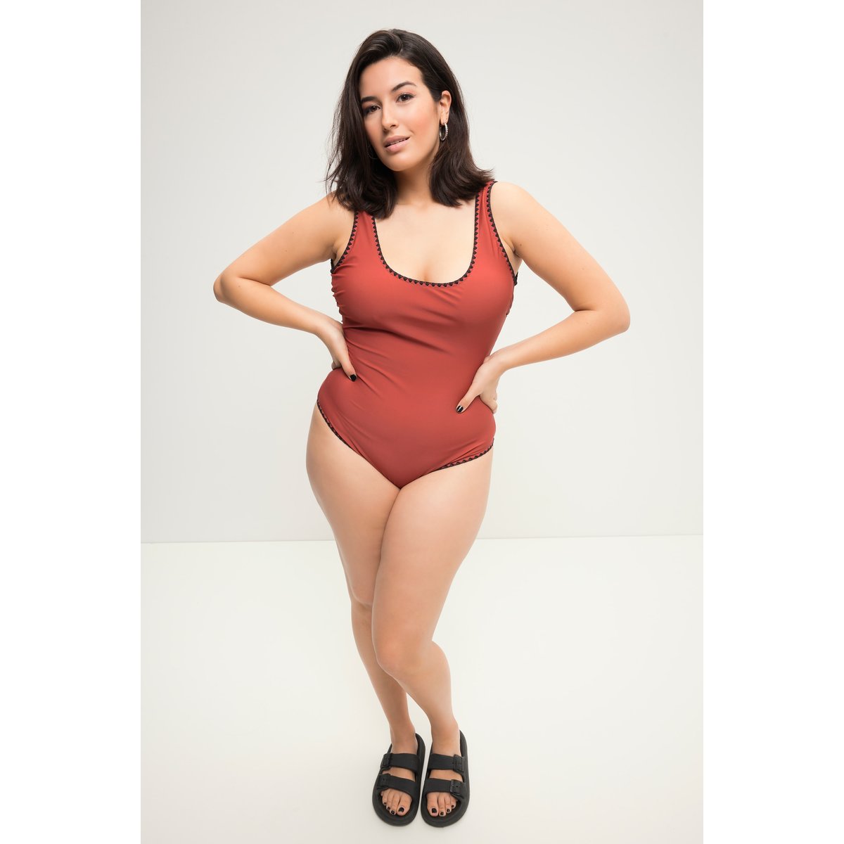 Maillot de bain avec liseré rouge brique, STUDIO UNTOLD