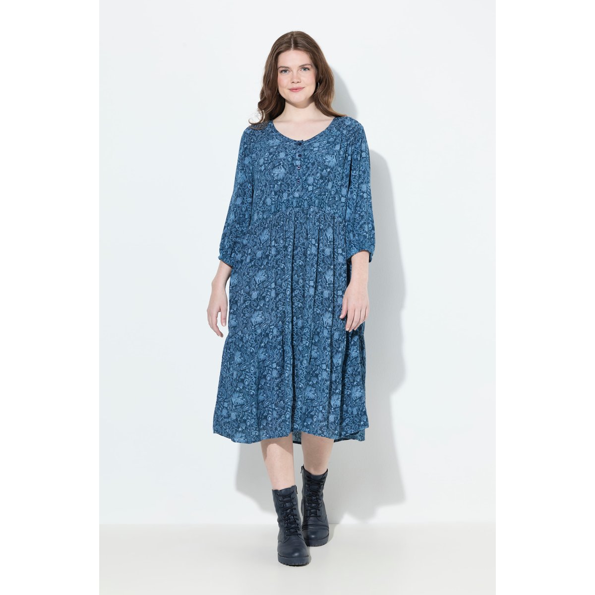 Robe à fleurs, décolleté en V et manches 3/4 bleu encre, ULLA POPKEN