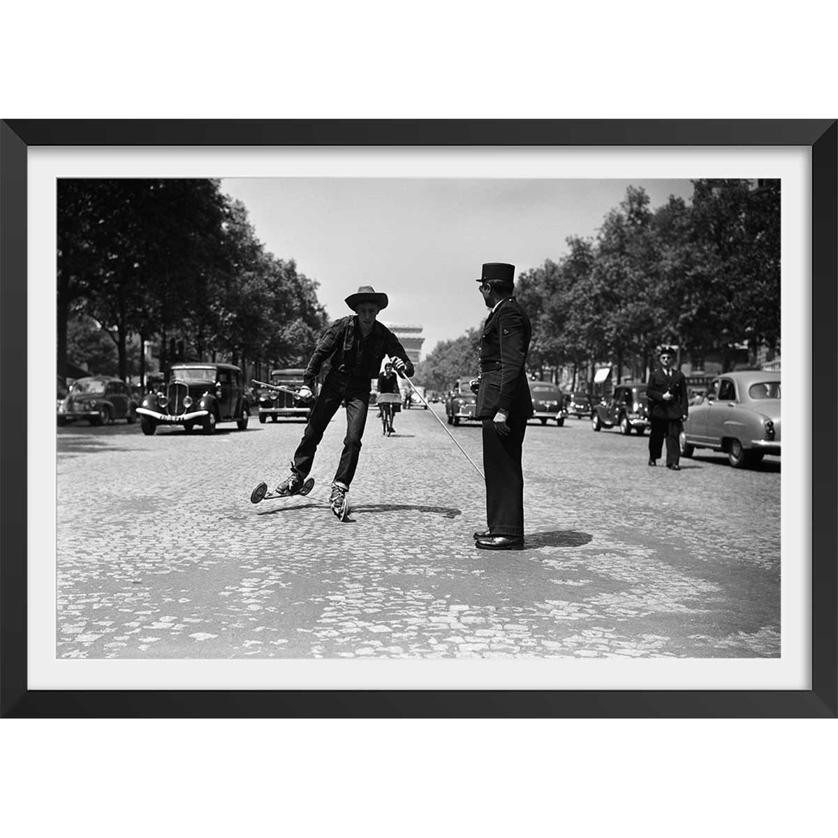 Affiche photo Ski à roulette au Champs Elysée - Paris, 1953 affiche + cadre en bois - noir, HEXOA