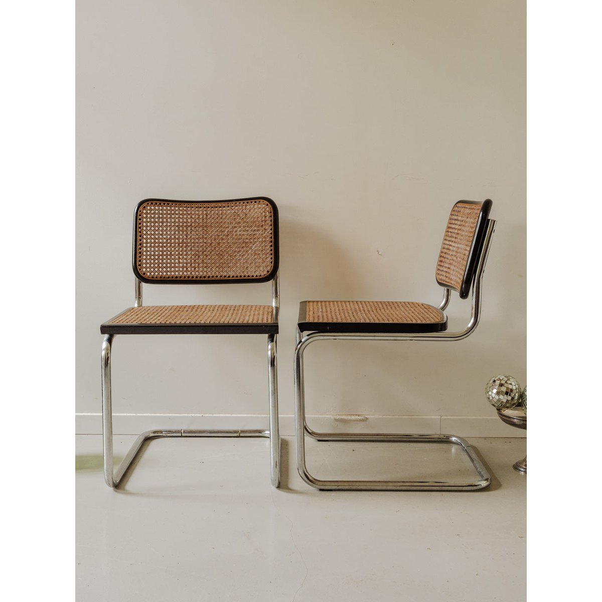 Paire de chaises en métal et cannage Alma N°1668 - Bon état argenté, DEBONGOUT