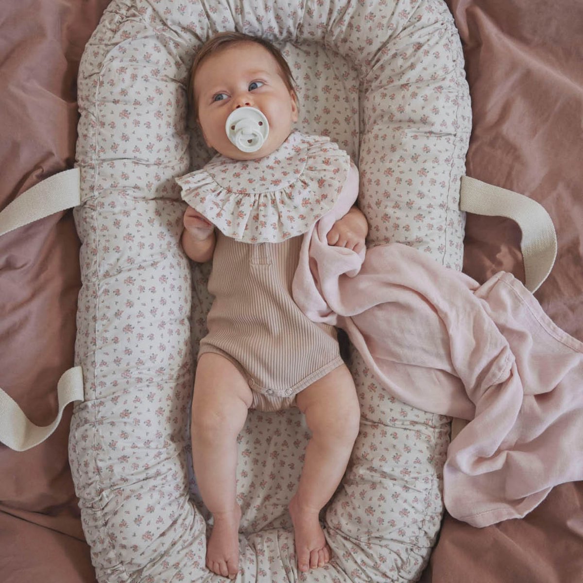 Réducteur de lit Baby Nest Vanilla rose, vert, écru, ELODIE DETAILS