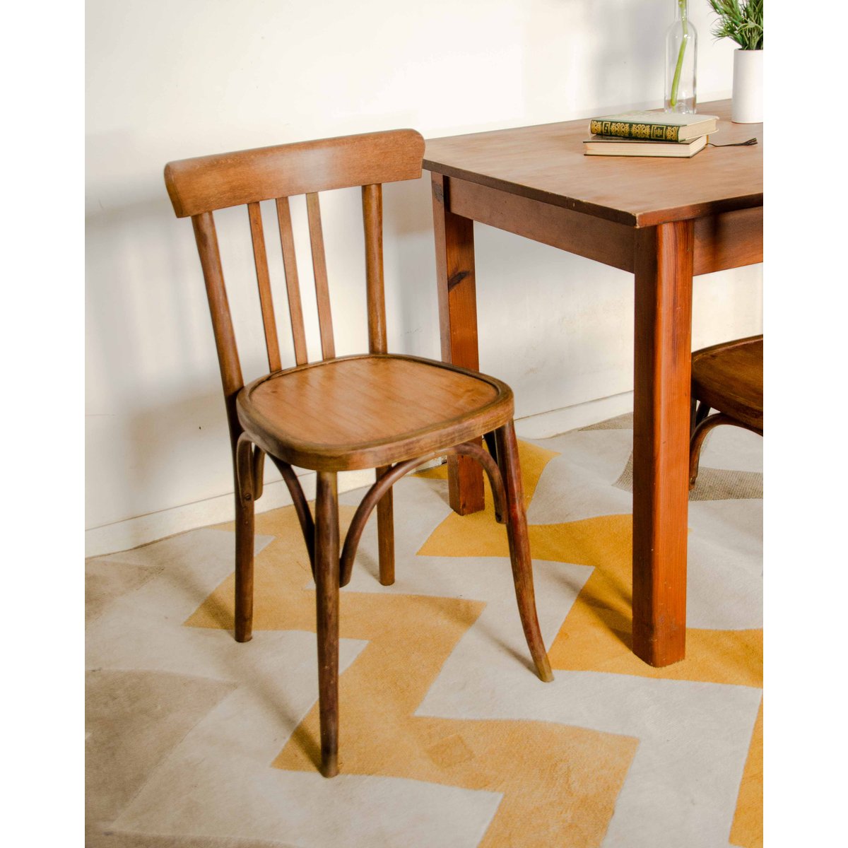 Paire de chaises bistrot en chêne Claude N°1567 - Bon état bois foncé, DEBONGOUT