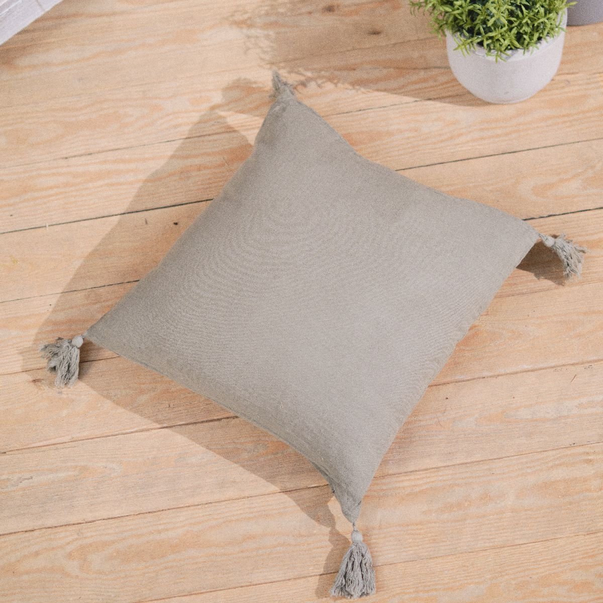 Coussin déhoussable à pompons uni gaze de coton INDIAN FLOWERS vert, TODAY