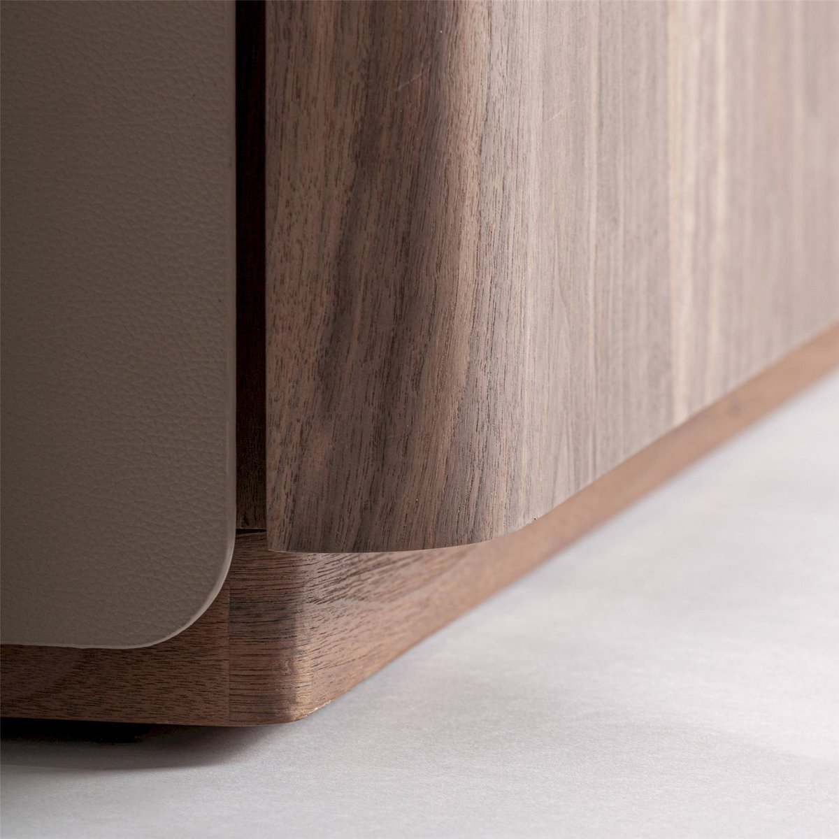 Table de chevet contemporaine en bois noyer, beige et verre blanc, RECOLLECTION