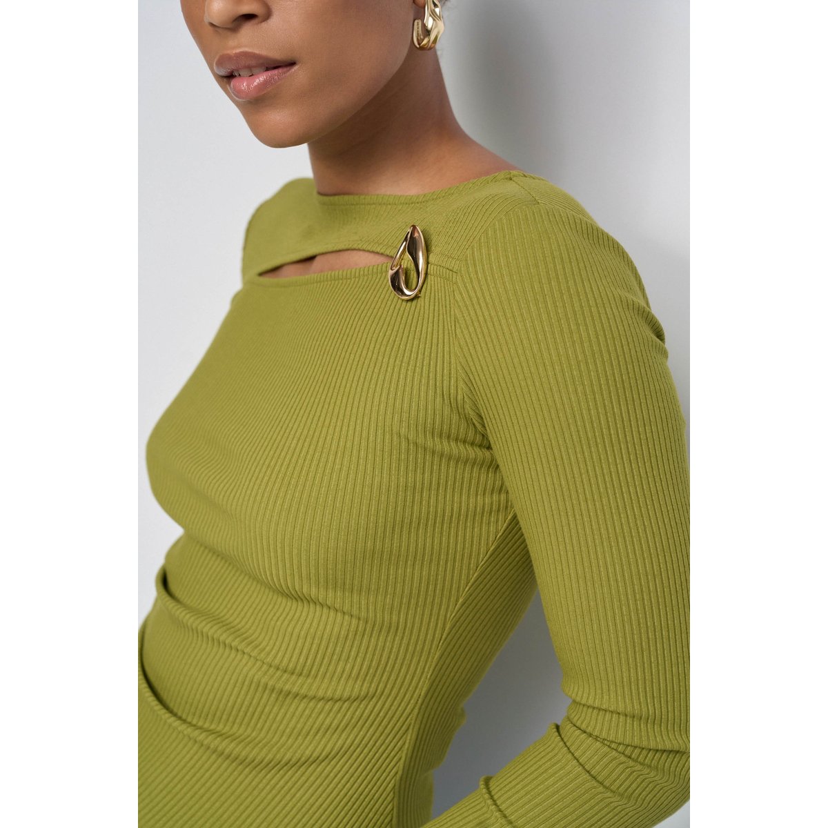 PULL ASYMÉTRIQUE AVEC OUVERTURE SUR LA POITRINE noir, SALSA JEANS