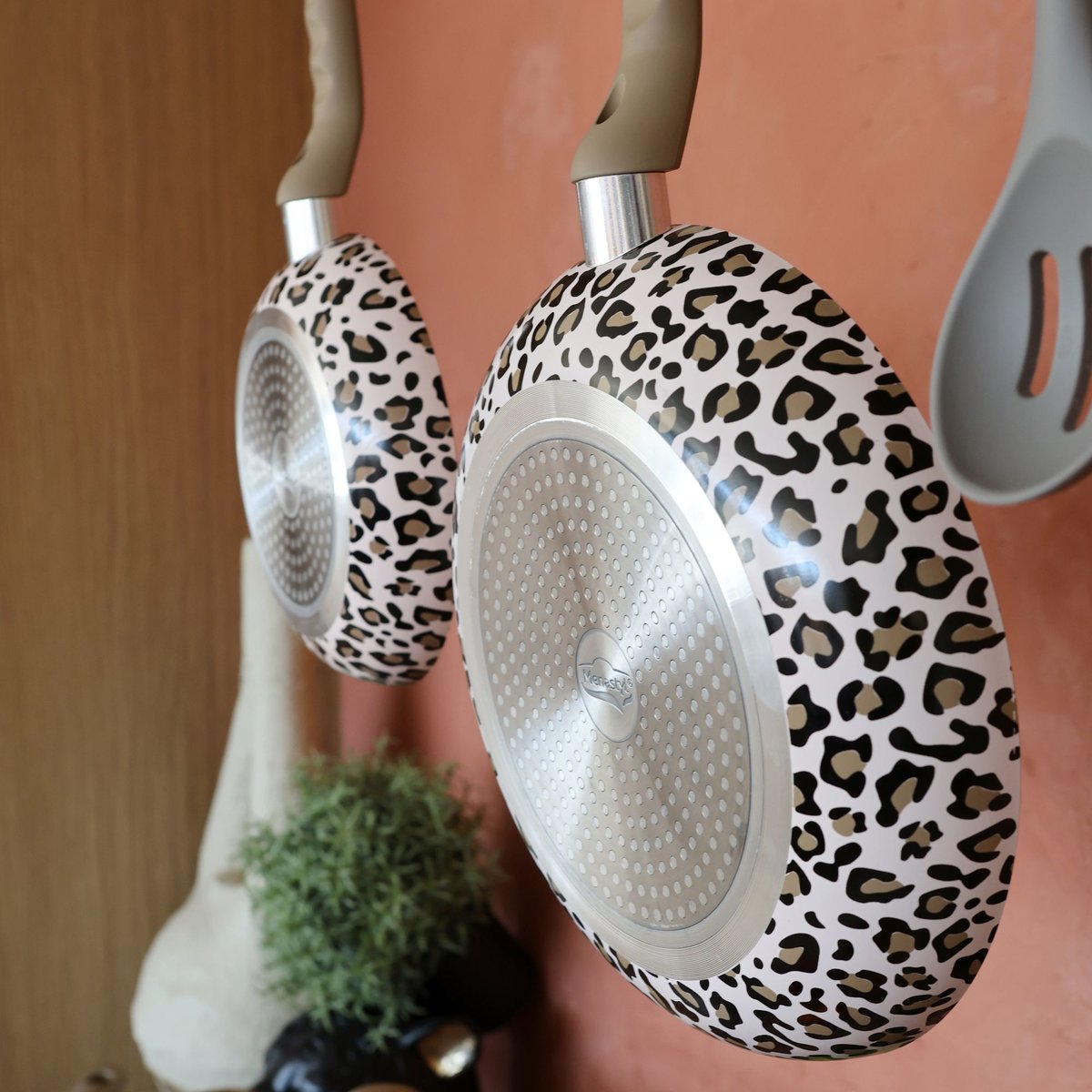 Poêle 24cm en aluminium recyclé, LEOPARD léopard, MENASTYL