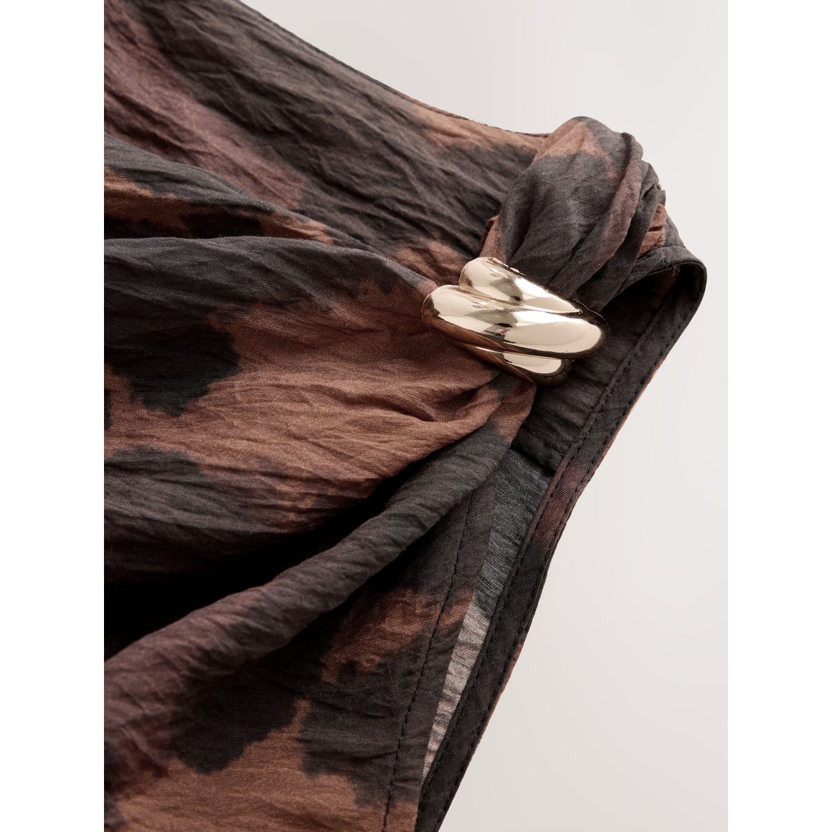 Robe mi-longue froncée à ourlet mouchoir marron animal, NEXT