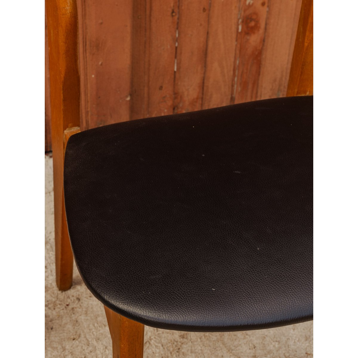 Chaise en bois et cuir noir Alma N°2080 - Bon état bois foncé, DEBONGOUT
