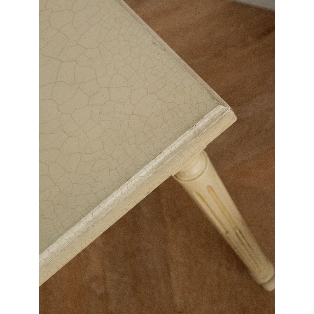 Table basse aux pieds sculptés Léonie N°487 - Bon état beige, DEBONGOUT