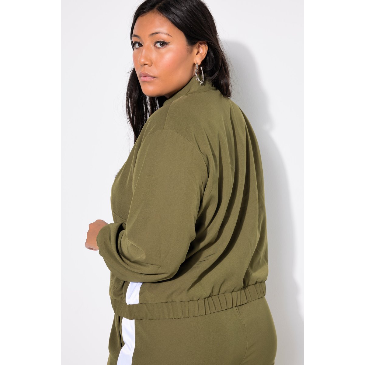Blouson court. Manches longues et amples. olive foncé, STUDIO UNTOLD