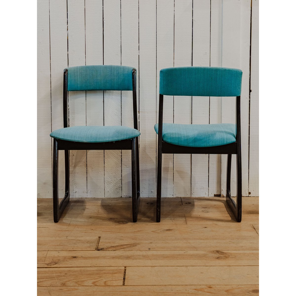 Paire de chaises en bois et tissu Alma N°1693 - Bon état bleu clair, DEBONGOUT