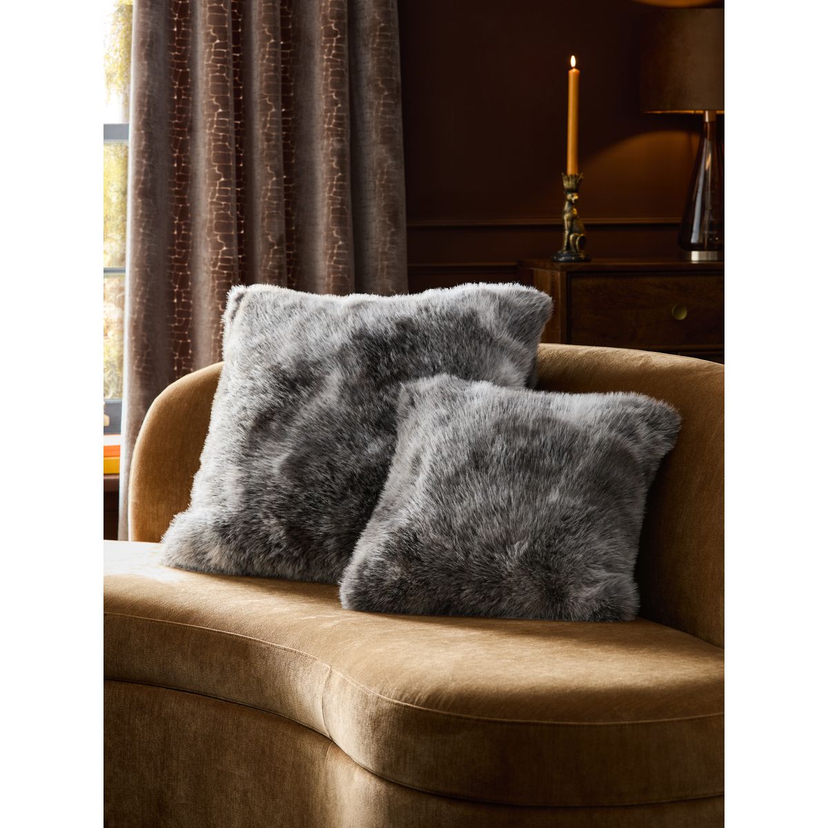 Coussin en imitation fourrure lou gris anthracite, NEXT