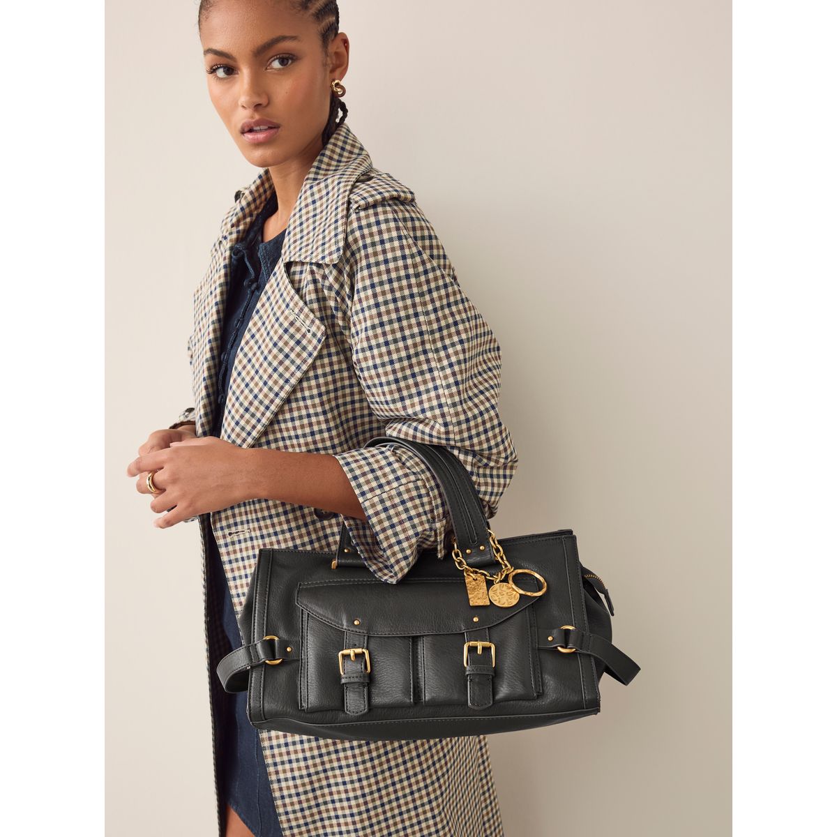 Sac à main avec boucle et breloques noir, NEXT