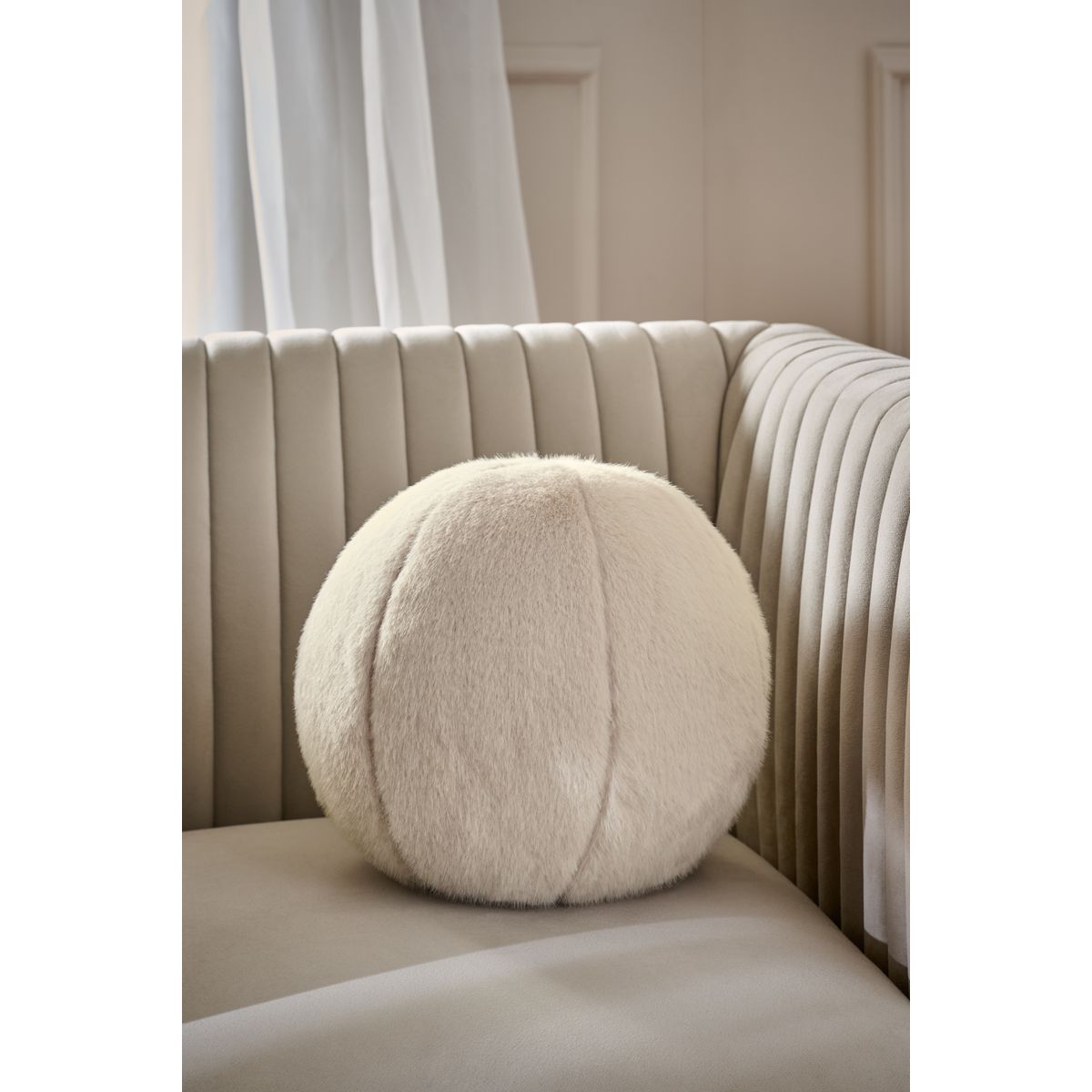 Coussin en imitation fourrure pelucheuse luxe ivoire, NEXT