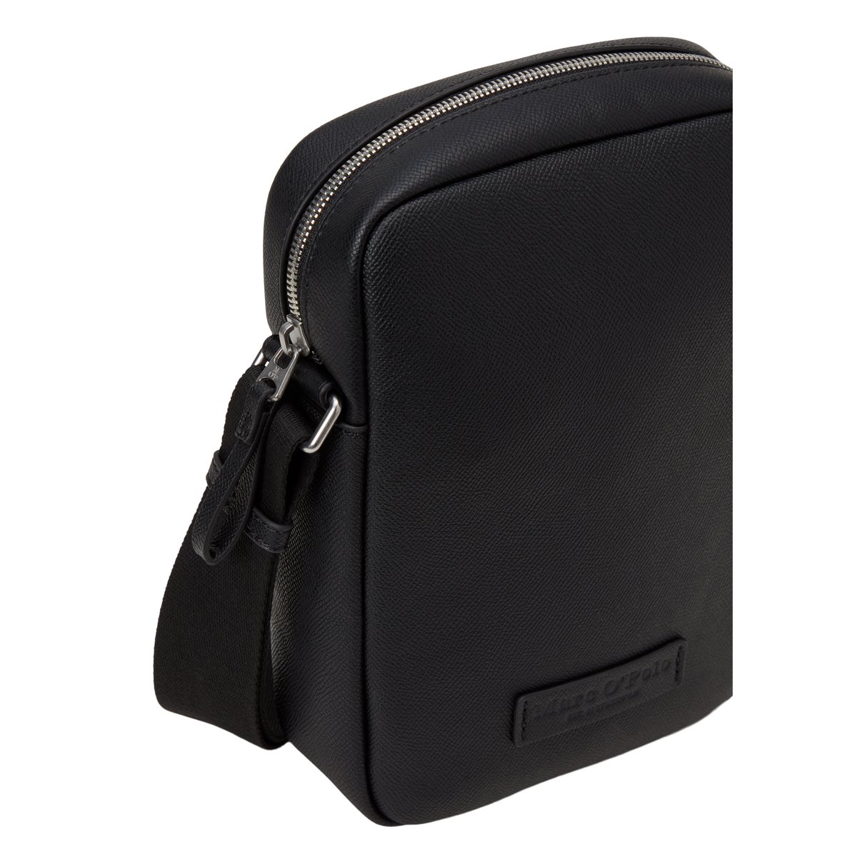Sac à bandoulière modèle Felix fabriqué à partir d'un substitut de cuir en polyester recyclé noir, MARC O'POLO