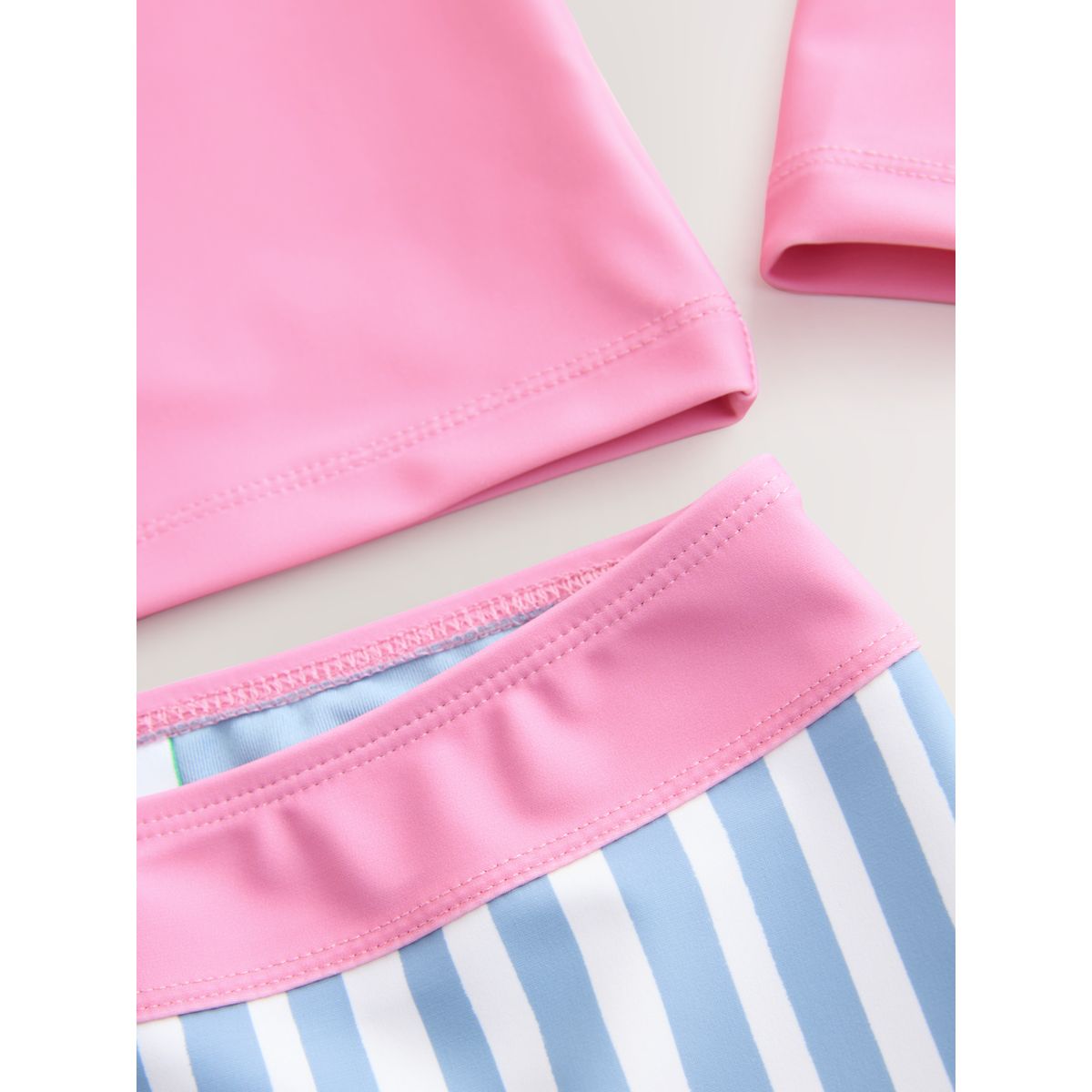 Haut de bain manches longues et short motif surf rose/bleu, NEXT