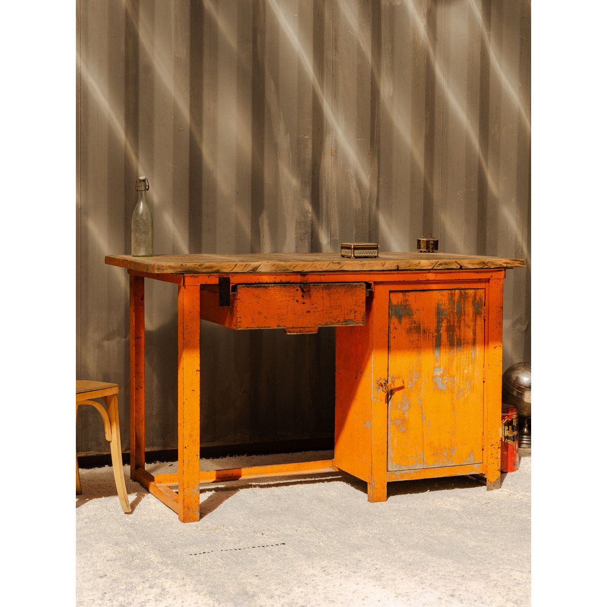 Bureau en bois et métal orange Fernand N°425 - Bon état bois foncé, DEBONGOUT