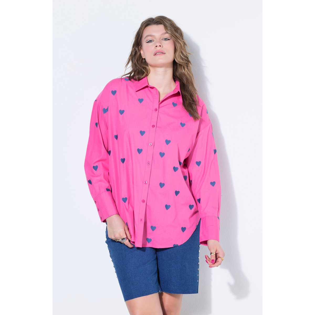Chemisier oversize, petits cœurs brodés rose vif, STUDIO UNTOLD