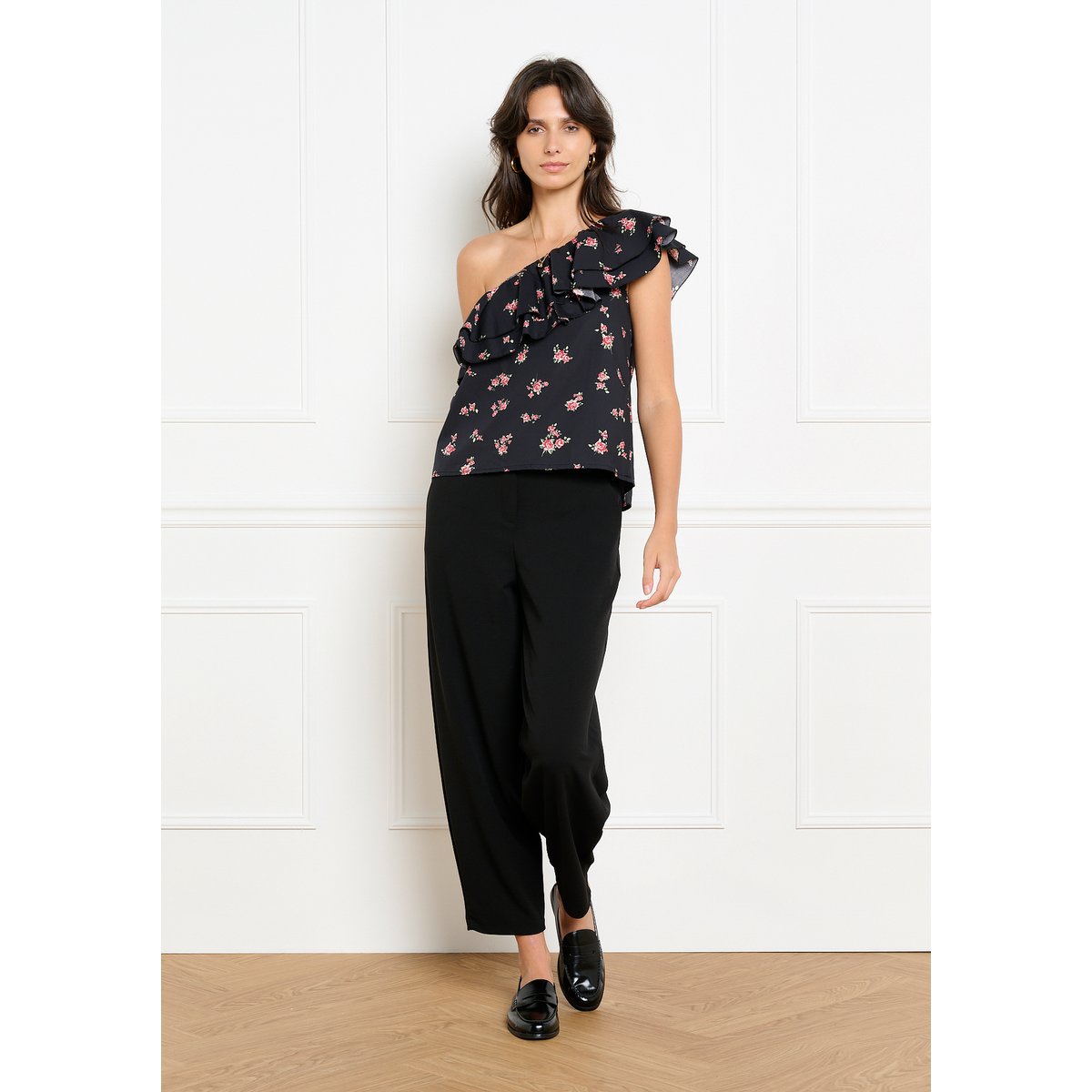 Top asymétrique à volant fleuri noir, LOLALIZA